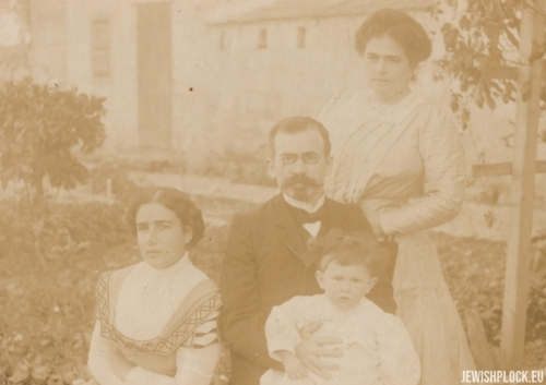 Zelik Wajcman with his wife Fruma and daughter Ruth, 1910